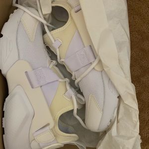 Women’s Nike air huarache brand new 6.5
